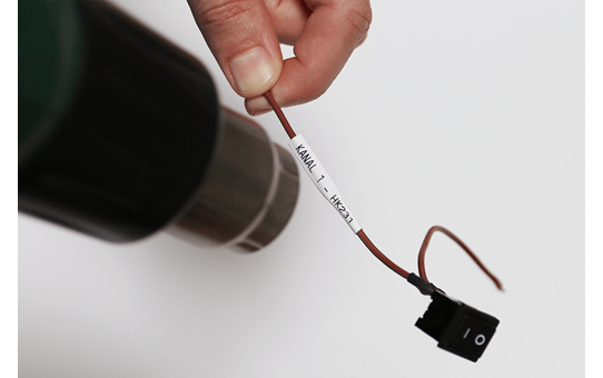 brother-hse-231e-schriftband-schwarz-auf-weiss