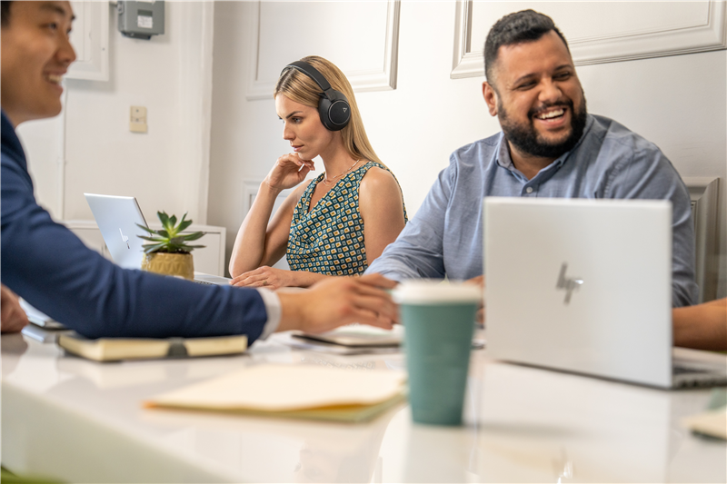 hp-poly-voyager-surround-80-uc-usb-c-headset-usb-c-a-adapter-schwarz